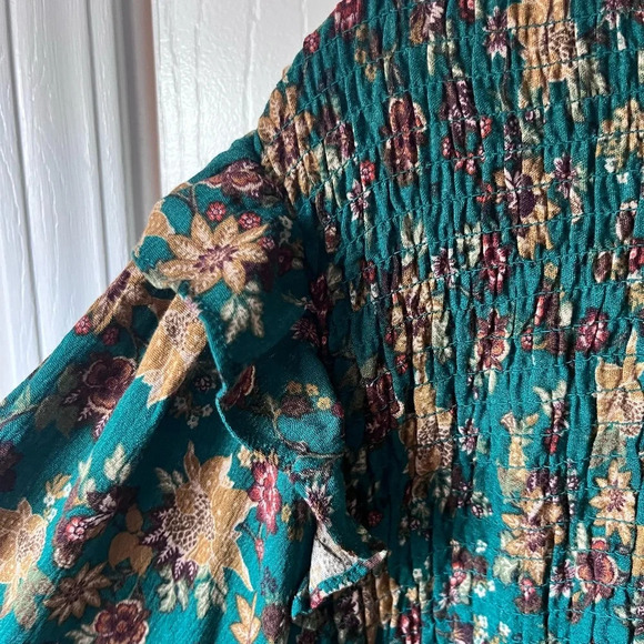 Torrid 6 green Crinkle Gauze Smocked blouse top - Picture 3 of 7